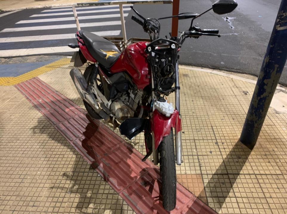 Foto 4 de 10 — Carro vai parar na calçada após acidente com moto no Centro de Araraquara